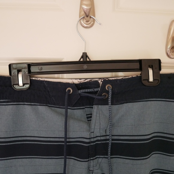 Volcom Mens Striped Hybrid Boardshorts~ - Picture 3 of 5